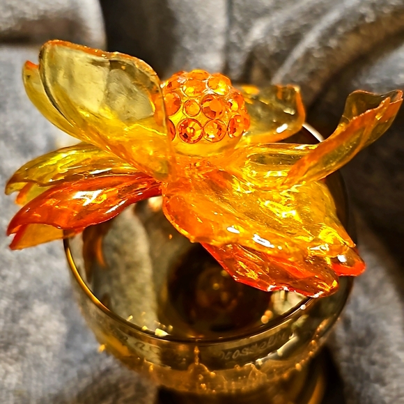 Lucite Flower Brooch - Picture 2 of 7